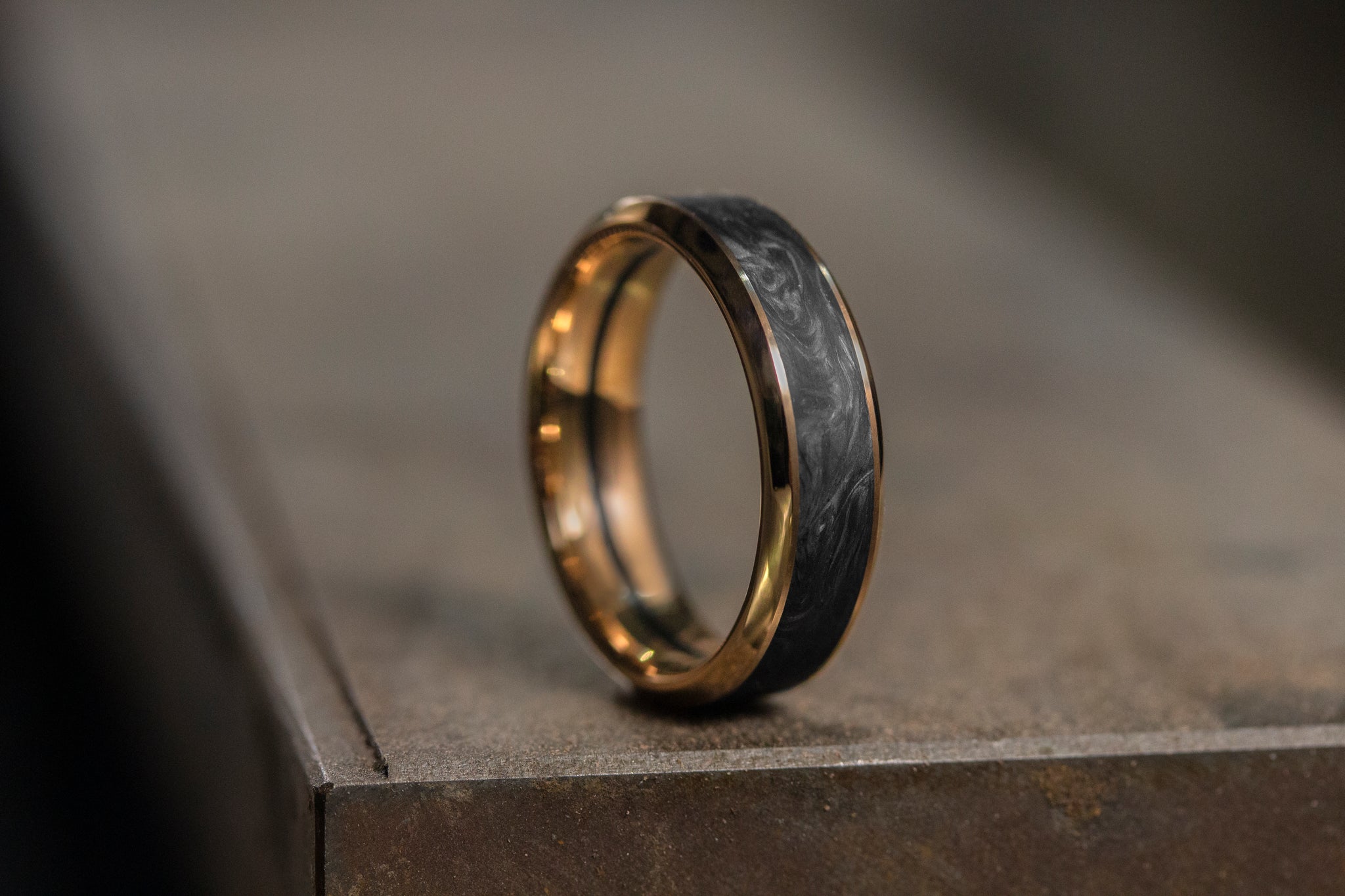 Men's carbon fiber and white gold ring